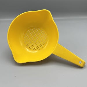 Vtg Tupperware Yellow 1 Quart Small Colander Strainer Double Spout 1200-4 Kitsch