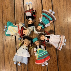 Dolls of All Nations 1991 6 Dolls Sleeping Eyes Moving Arms Rooted Hair 7.5" Tall