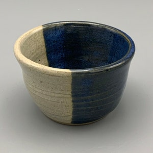 Ciotola in ceramica smaltata bicolore firmata H Galanti, fioriera per piante grasse, blu, crema e grigio