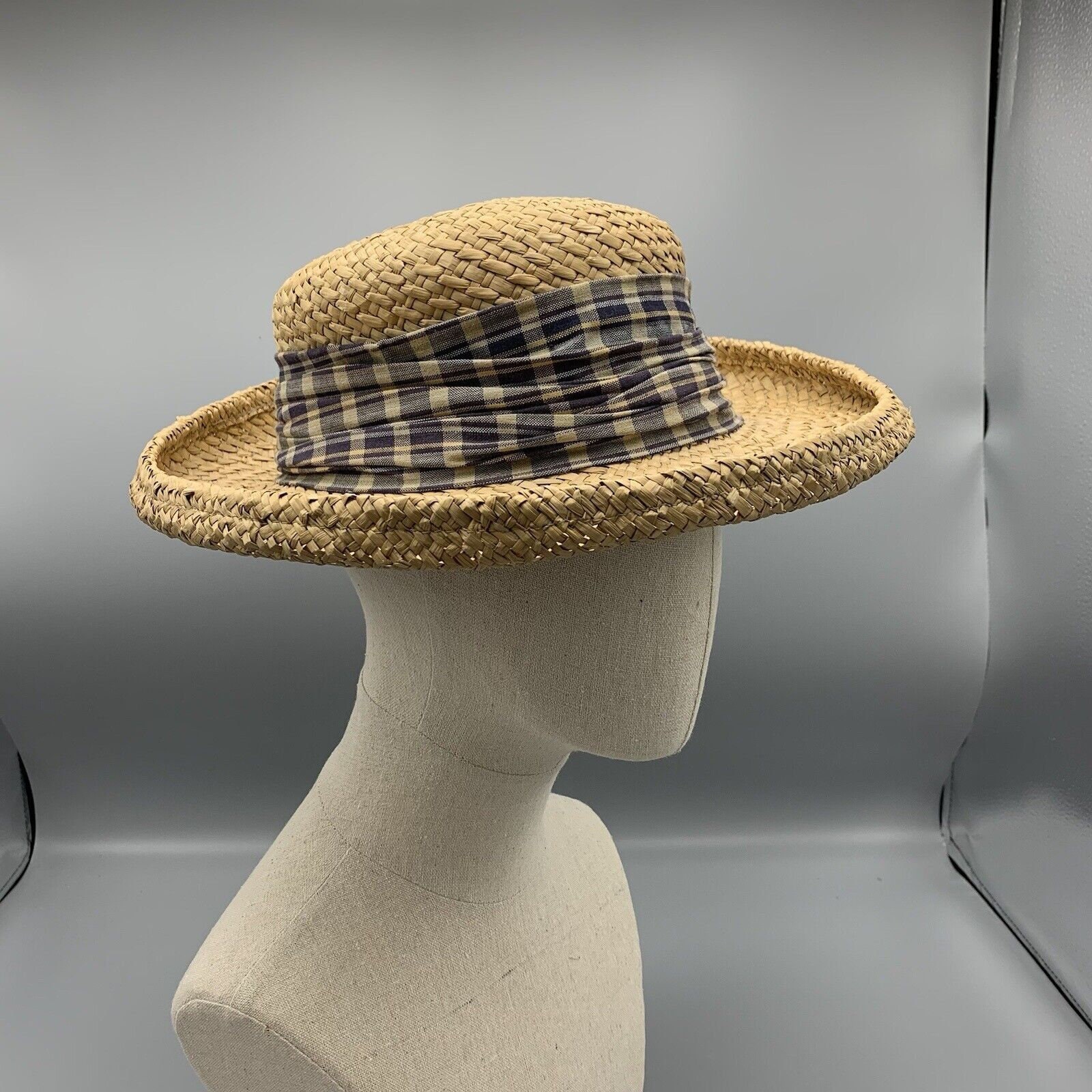 Eric Javits Lily J Woven Straw Hat Sun Beach Round Kettle  display picture 1