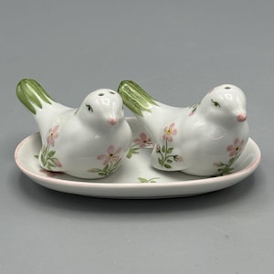Vtg Unmarked Bird Salt and Pepper Shakers with Tray Pink Flowers Kitschy Ceramic