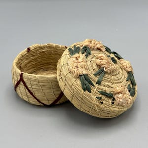 Vtg Woven Straw Basket Lidded Raffia Trinket Box Cream Floral Design Boho MCM