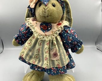 Peluche vintage country lapin de Pâques en peluche vêtue d'une jolie robe en tissu