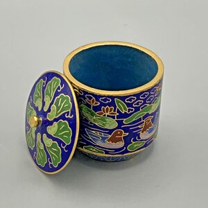 Vtg Cloisonne Emaliowane Pudełko Na Bibeloty Kaczki Pływające w Stawie Lilia Wodna Lilie