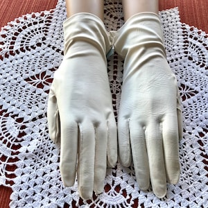 Sea of Oysters!  Vintage 1960’s Van Raalte Faux Leather look Gloves in Oyster - Size 6