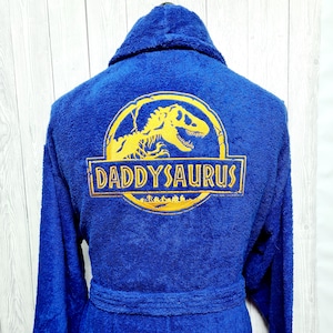 Personalized Daddysaurus Terry Towelling Bathrobe Fun Dinosaur Embroidered Robe for Dads Custom Father&#39;s Day Gift