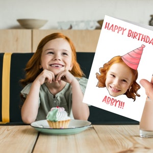 Cartão-presente personalizado com foto engraçada com coroa de flores e chapéu para aniversário, casamento, formatura