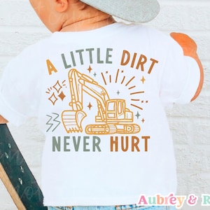 Kleiner Junge Konstruktion PNG SVG Ein kleiner Schmutz, der nie weh tut Bagger Ausrüstung Sublimation Cricut Cut Datei Retro Kleinkind Boho Grafikdesign