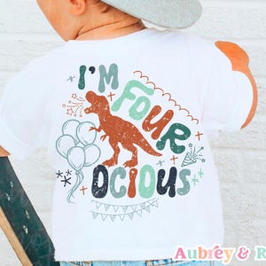 4. Geburtstag für kleinen Jungen PNG SVG Sublimation Cricut Cut Datei vierter Geburtstag Dinosaurier Bunt Trendy Retro T-Shirt Grafikdesign DTF