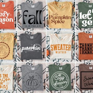Könnte beinhalten: Eine Sammlung von zwölf T-Shirts in verschiedenen Farben wie Orange, Grau, Gelb, Grün und Creme. Jedes T-Shirt zeigt herbstliche Grafiken und Texte wie cozy season, fall is in the air, hello pumpkin spice und sweater weather.