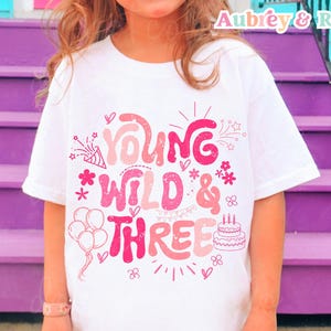 Jeune sauvage et trois PNG SVG Sublimation Cricut coupe fichier troisième 3e anniversaire pour petite fille ondulé coloré tendance rétro graphisme DTF