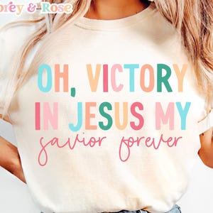 Victoria en Jesús SVG, PNG religioso, PNG cristiano, PNG de mujeres, PNG de fe, PNG moderno, PNG preppy, PNG de primavera, PNG bíblico, PNG millennial