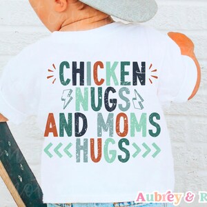 Enfant rétro PNG SVG Sublimation Cricut Cut File Chicken Nugs & Moms Hugs Petit garçon en difficulté tout-petit Boho coloré boulon conception graphique DTF