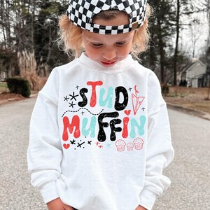 Grappige Valentijnsdag digitale PNG SVG-bestand sublimatie afdrukbare Stud muffin gesneden bestand kleine jongens retro peuter shirt grafisch ontwerp DTF