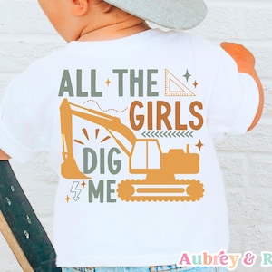 All The Girls Dig Me Konstruktion Bagger Traktor Kid PNG SVG Sublimationsschnittdatei Kleiner Junge Retro Kleinkind Boho Bunt Grafikdesign