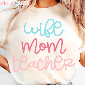 Femme maman enseignant PNG SVG Sublimation fichier coupe Cricut rétro enseignant à la maison premier jour ambiance maman lumineux coloré graphique chemise Design DTF