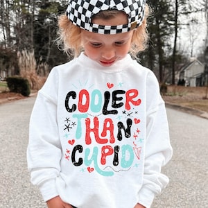 Cooler Than Cupid digitale PNG SVG sublimatie afdrukbare grappige Valentijnsdag gesneden bestand kleine jongens retro peuter shirt grafisch ontwerp DTF