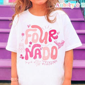 Quarto aniversário para menina PNG SVG Sublimação Cricut Cut File 4º aniversário Tornado Colorido Trendy Retro T Shirt Design gráfico DTF