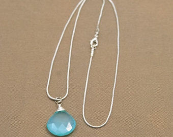 Collar de calcedonia de agua envuelta en alambre hecho a mano, briolette de calcedonia de agua de 20 mm facetada, collar de calcedonia azul claro, gemas facetadas aqua