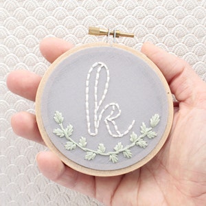 Adorno inicial / Apellido personalizado / Arte de bordado pequeño de 7,6 cm / Decoración con letras personalizadas / Enredadera de laurel / Monograma cursivo / Corona