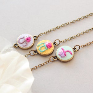 Pulsera de carta personalizada, joyería inicial de encanto pequeño, brazalete apilable boho, regalo de nombre personalizable para amigo / fiesta de bodas, pequeño disco redondo