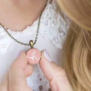 Collar con inicial manuscrita · Colgante con letra personalizada · Collar con nombre en cursiva · Pequeña joyería minimalista · Regalo con monograma personalizado