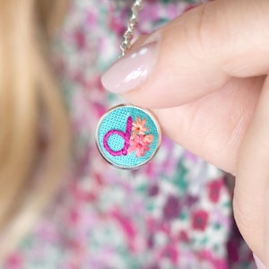 Collar con inicial de plata · Regalo personalizado para adolescente/graduado · Gargantilla de flor pequeña · Encanto de letra bordada · Collar con nombre para niños