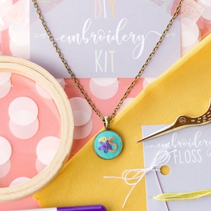 Faça seu próprio colar, kit completo de bordado para adolescentes/adultos, padrão de ponto cruz, carta DIY, presente para nova mãe com menos de 30 anos, aprenda a bordar