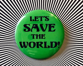 Könnte beinhalten: Grüner Knopf mit dem Text "Let's Save The World!" in schwarzen Buchstaben. Der Knopf befindet sich auf einem schwarz-weiß gestreiften Hintergrund.