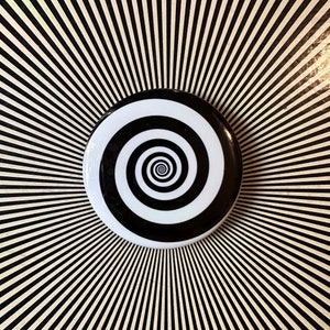 5,5 cm Hypnosis / schwarzweiß Swirl Pin