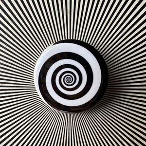 3,8 cm hypnos/svartvit virvelnål