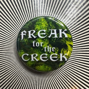 Spilla Freak for the Creek da 1,25 pollici
