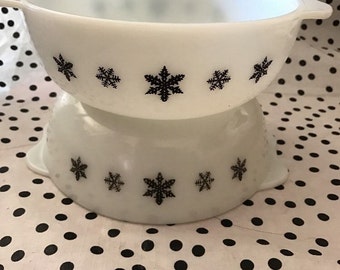 PYREX JAJ English "Snowflake" white opal glass with black decals Casserole Dish- easy grip handles No Lid
