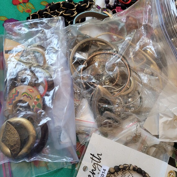 Vintage jewelry Lot parts new and old 10lbs - image 9