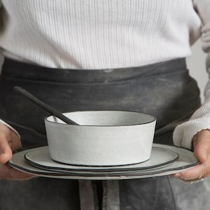 Juego de vajilla de cerámica para 2, platos de plato principal, juego de vajilla de cerámica moderna blanca, juego de platos de cena de cerámica, regalo de boda de cerámica