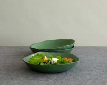 Ensemble de deux bols à pâtes en céramique rustiques vertes, ensemble de bols de vaisselle en poterie faits main, grand bol à soupe peu profond, bols de service à salade