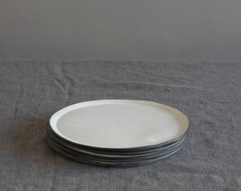 Assiettes blanches en céramique, assiettes rustiques, assiette de vaisselle, grandes assiettes à dîner, assiettes en grès poterie, gif de mariage en céramique / poterie