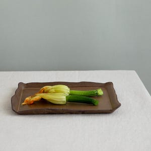 Handgjord minimalistisk rektangulär keramisk bricka