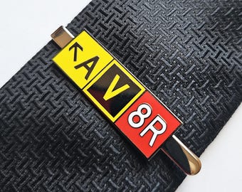 AV8R Taxiway Sign Tie Bar | Acessório de uniforme de piloto | Presentes de piloto