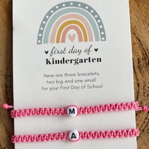 Braccialetti coordinati con iniziali rosa mamma e figlio primo giorno di scuola materna impermeabili