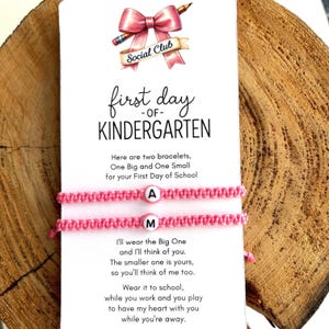 Braccialetti coordinati con iniziali rosa mamma e figlio primo giorno di scuola materna impermeabili