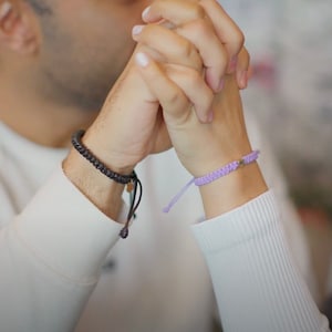 Pulseras de pareja con corazón dorado de Miramar, en negro y morado, para él y para ella