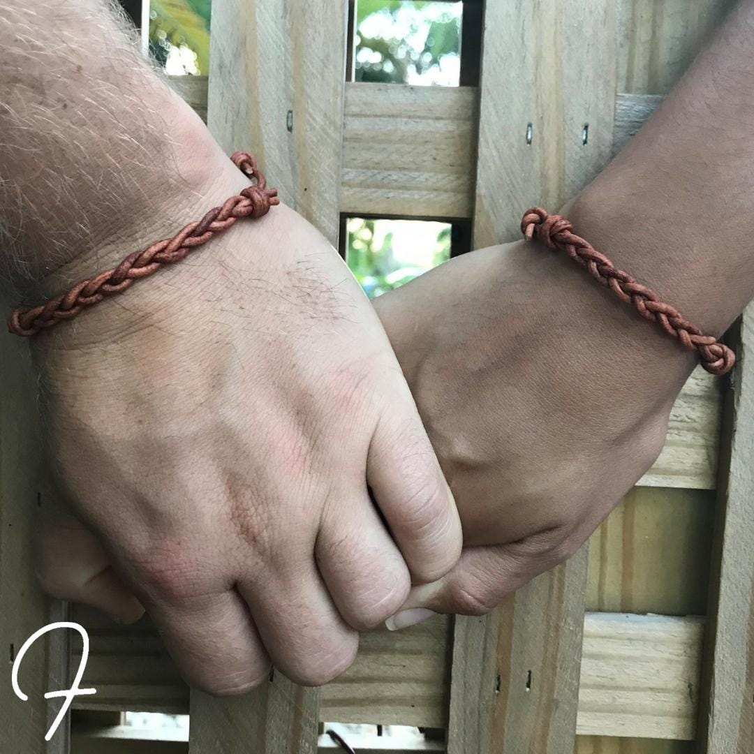 KALVICA 12 Pezzi Braccialetti in Pelle Intrecciata per Uomo Donna Bracciale Cuoio Uomo Set Albero della Vita Bracciali Nero Marrone Vintage Punk