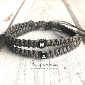 Juego de pulseras para parejas de larga distancia, macramé personalizado con iniciales, cordón gris oscuro hecho a mano, regalo para novio, novia o pareja.