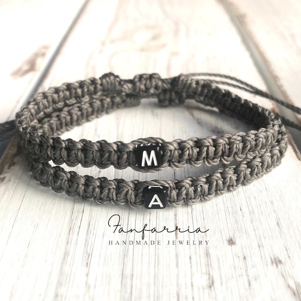 Pulseras de macramé personalizadas para parejas, pulsera con inicial personalizada, gris oscuro.