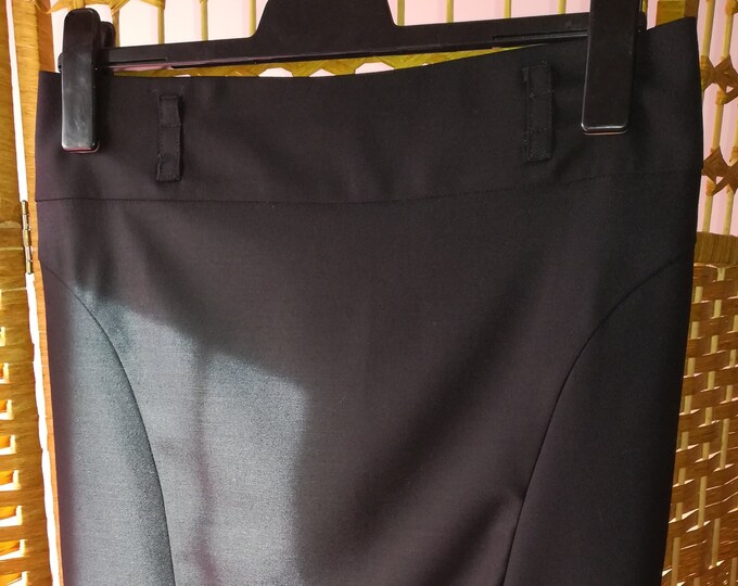 Classic low-waisted skirt in black fabric