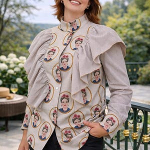 Women's shirt with ruffle and Frida Kahlo pattern.