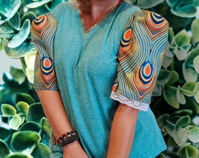 T-shirt for women in blue cotton with balloon sleeves made of capulana with a peacock feather design, available in various sizes