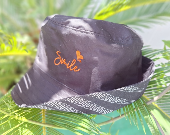 Reversible unisex Panama hat, in black tones, with brick embroidery. Reversible cloth hat. Embroidered fabric hat. Cloth hat. Capulana hat.