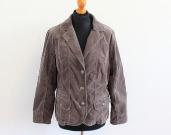 Op de afbeelding: Een bruine corduroy blazer met een reverskraag, drie knopen en twee zakken.